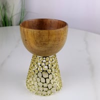 تقديمة خشبية بقاعدة ذهبية