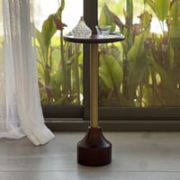 طاولة خشب ذهبي