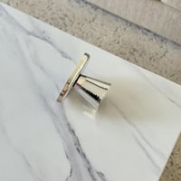 تقديمة معدن فضي