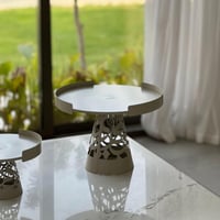 تقديمة معدن بلون بيج