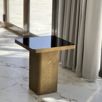 طاولة معدن بسطح زجاج