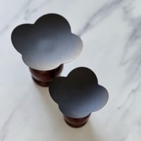 تقديمة معدن بقاعدة خشب