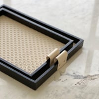 صينية تقديم خشب بمسكة جلد