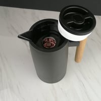 ترمس بمقبض خشبي