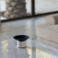 تقديمة معدن بقاعدة رخام