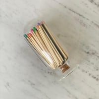 زجاجة كبريت ملون عصرية