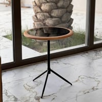 طاولة مميزة بسطح زجاج