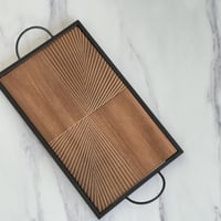 صحن تقديم خشب بحواف معدن