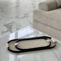 صينية تقديم بمسكة جلد