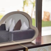 مرايا بحواف خشبية ابيض