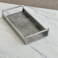 صينية تقديم معدن بلون فضي