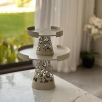 تقديمة معدن بلون بيج