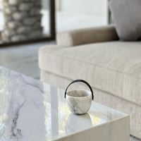 تقديمة رخام بمسكة جلد