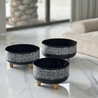 تقديمة معدن بقاعدة خشب