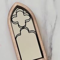 مرايا بحواف خشبية