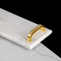 تقديمة رخام بمقابض ذهبية