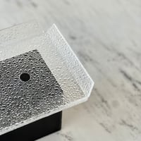 تقديمة اكريلك بقاعدة معدن