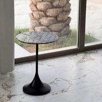 طاولة رخام صناعي بقاعدة معدن مميزة