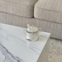 علبة مع ملعقة