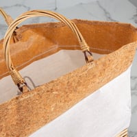 سلة بقاعده من الخزف