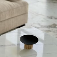 تقديمة معدن بقاعدة ترافنتينو