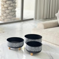 تقديمة معدن بقاعدة خشب