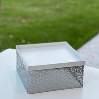 تقديمة معدن بلون فضي