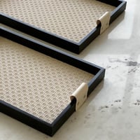 صينية تقديم خشب بمسكة جلد