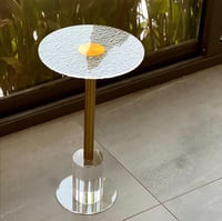 طاولة اكريلك ذهبية