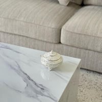 علبة مع ملعقة