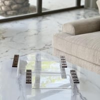 صينية تقديم اكريلك بمسكة خشب