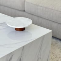 تقديمة رخام بقاعدة خشب