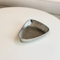 تقديمة سيراميك بلون فضي