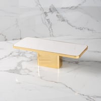 تقديمة رخام فاخرة بقاعدة ذهبية