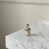 زجاجة كبريت ملون عصرية