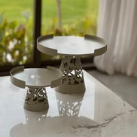 تقديمة معدن بلون بيج