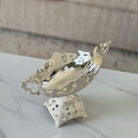 تقديمة معدن بشكل مميز