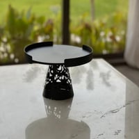 تقديمة معدن بلون اسود