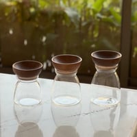 علبة زجاج بغطاء خشب