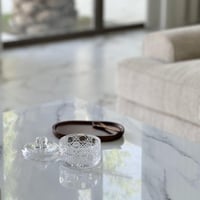 علبة زجاج مع ملعقة وصحن خشبي