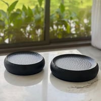 تقديمة معدن بلون اسود