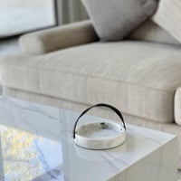 تقديمة رخام بمسكة جلد