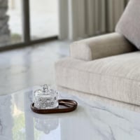 علبة زجاج مع ملعقة وصحن خشبي