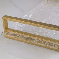 تقديمة اكريليك بقاعدة ذهبية