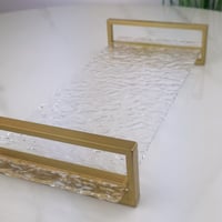 تقديمة اكريليك بقاعدة ذهبية