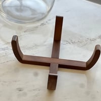 تقديمة زجاج بقاعدة خشب