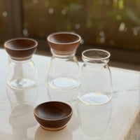 علبة زجاج بغطاء خشب