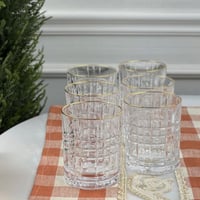 كوب زجاج بحواف ذهبية