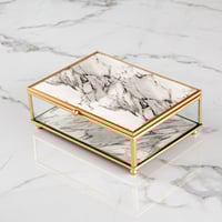 صندوق زجاجي بغطاء مرآة