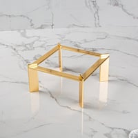 تقديمة اكريليك بقاعدة ذهبية